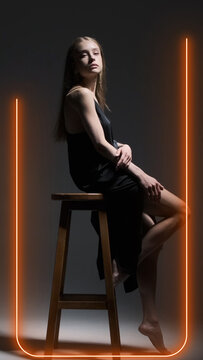 Neon Frames Titles Curved Vertical 2 &ndash; Animated Neon Frame Titles, Glowing Text Borders, Electric Light Typography and Futuristic Motion Graphics for Professional Video Editing