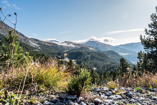 Wandern in der N&auml;he vom Nationalpark. Engadin, Graub&uuml;nden, Schweiz. Berge, Wandern, Herbst, Morgen, Panorama, Alpen.