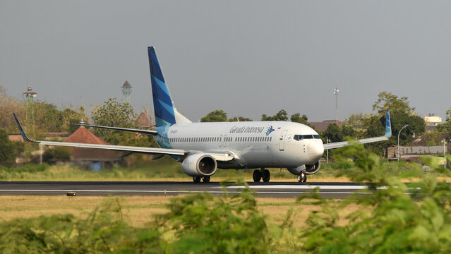 Garuda Indonesia Boeing 737-800 on takeoff roll from runway 26 of Adi Soemarmo International Airport