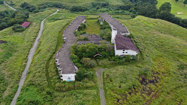 阿蘇の草原に残された未成のホテル跡