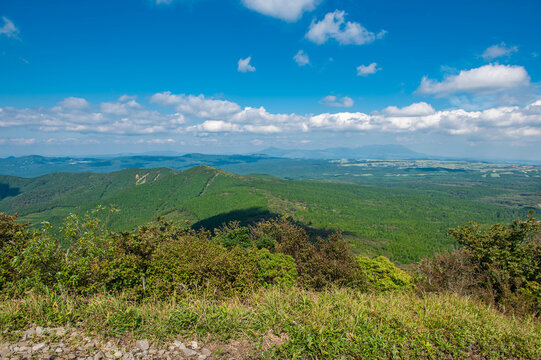 鞍岳（男岳）山頂から望むツームシ山