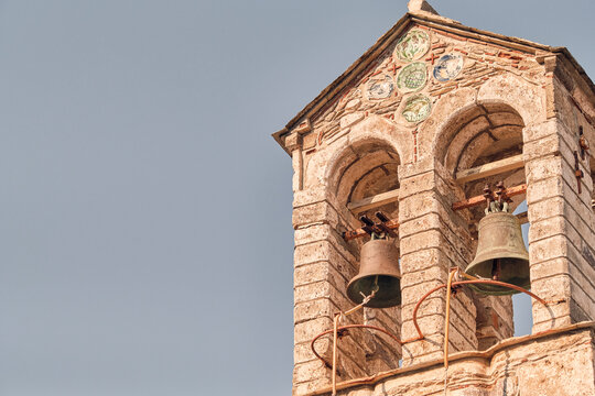 Campanile in pietra con due campane a Skopelos, Grecia