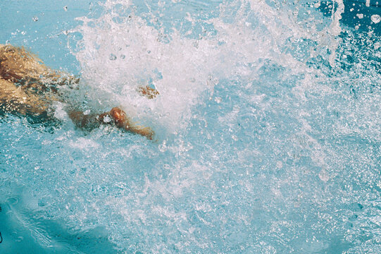 Dramatic splash captured in a refreshing pool