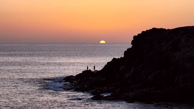 Vulkank&uuml;ste im Gegenlicht bei Sonnenuntergang, Westk&uuml;ste, Fuerteventura, Urlaub