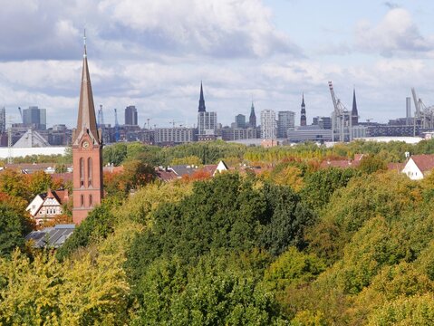 Blick vom Energiebunker Wilhelmsburg auf Hamburg