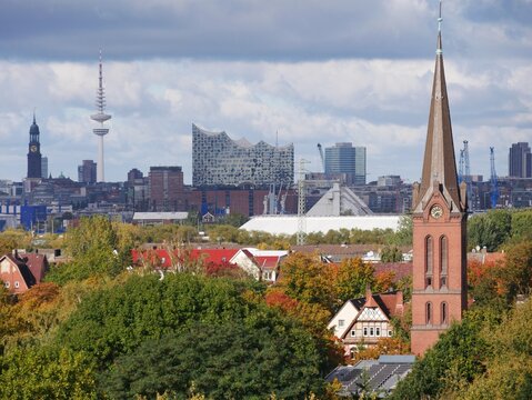 Blick vom Energiebunker Wilhelmsburg auf Hamburg