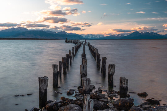 vistra al atardecer de costanera pedro montt en la ciudad de puerto natales, chile, en la patagonia