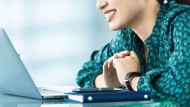 笑顔でパソコンを使う女性・ビジネスウーマン, Smiling Businesswoman Using a Laptop