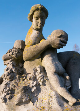 mother child statue