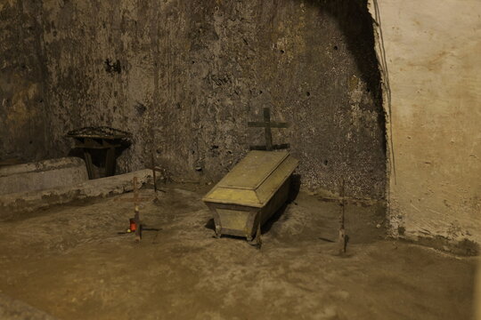 crypt, church Santi Filippo e Giacomo, dell'Arte della Seta, naples, italy