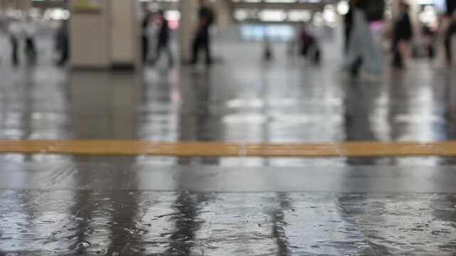 大阪の阪急ターミナル駅をアウトフォーカスで撮影した映像