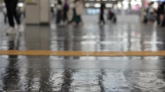 スローモーションで捉えた阪急大阪梅田駅のアウトフォーカス映像