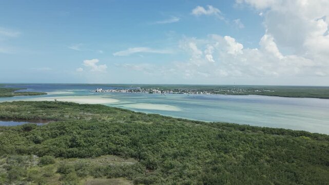 Vuelo sobre manglares hacia el malec&oacute;n de R&iacute;o Lagartos, Yucat&aacute;n. Una vista a ojo de pajaro del estero de R&iacute;o Lagartos.