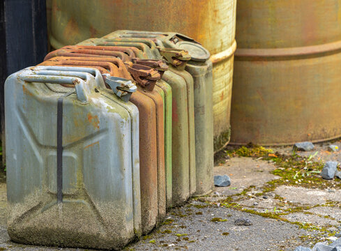 Historische 20-Liter Metallkanister, sogenannte Werhmachts- oder Kraftstoffkanister mit markantem Kreuz - und Rechteckmuster, rostige und patinierte Oberfl&auml;che, Deutschland