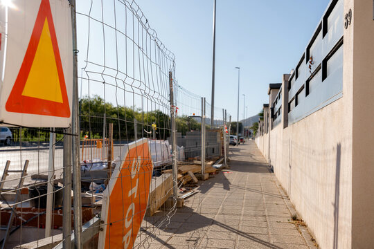 Street maintenance barrier for repairing a water leak