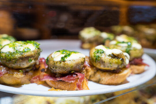 Basque pintxos with mushroom, ham and herb sauce