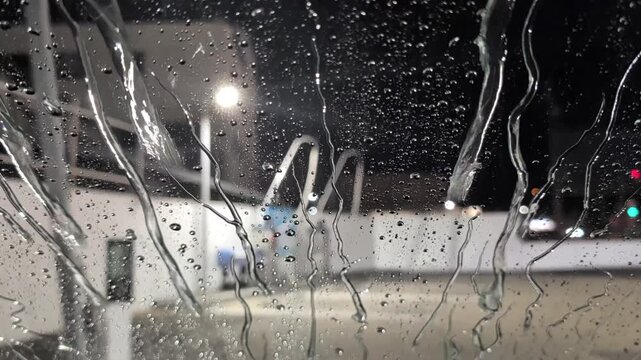 洗車機の中からの視点・ガラスについた水滴と洗車ブラシ