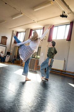 Arabesque extension in rehearsal