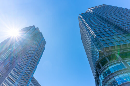 ビジネス　オフィスビル　青空　東京