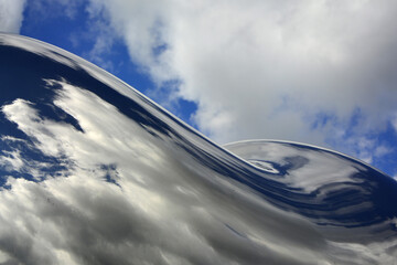 niebo i chmury odbite w lustrzanej powierzchni, odbicie nieba w krzywym lustrze, sky and clouds reflected in a mirror-like surface, a collision with the sky in a curved mirror, © kateej
