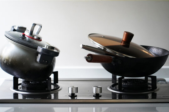 Cooking utensils and seasoning jars in the kitchen