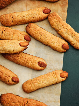 Cookies shaped like fingers with almonds, perfect for Halloween treats or festive gatherings