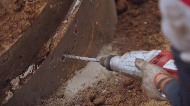 Drill into concrete, work with a hammer drill on concrete, drill with a hammer drill