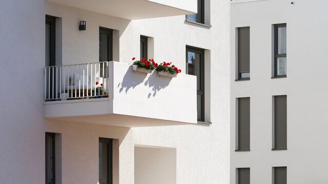 Balkone eine neu gebauten wei&szlig;en Wohnhauses im Magdeburger Stadtteil Buckau