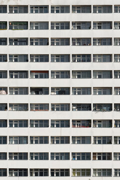 Fassade eines Wohnhauses im Stil eines DDR Plattenbaus mit vielen Balkonen in der Innenstadt von Magdeburg in Deutschland