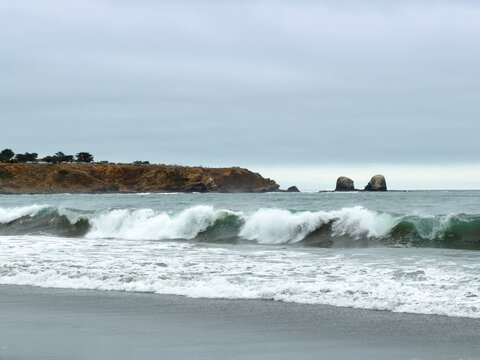 Crashing ocean waves  Pichilemu, Chile