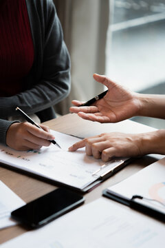 Financier team plans financial project steps in collaborative meeting