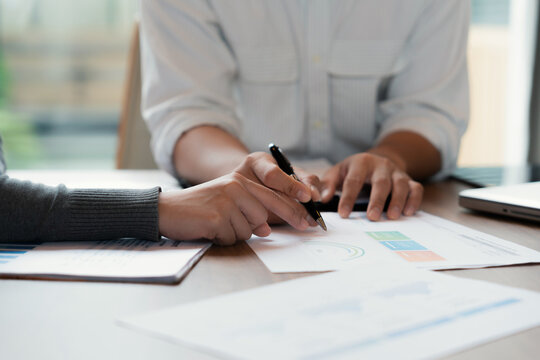 Financier team plans financial project steps in collaborative meeting