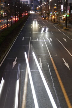 夜の街を走る車の光の軌跡