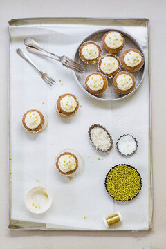 Christmas pudding cakes with white frosting and gold sugar pearl