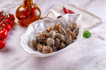 White ceramic shell bowl, cooked clams, seafood appetizer © Andrei Starostin