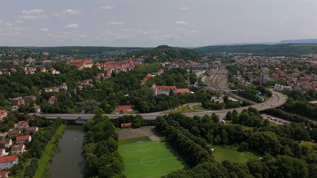 Panoramablick auf Tuebingen aus der Luft. Historische Stadt, Neckarfluss, grune Huegel und typische Architektur einer deutschen Universitaetsstadt.