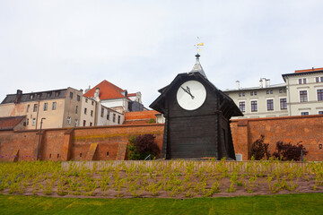 Bulwar nad Wisłą, zegar, Toruń, Poland.   © 123108 Aneta