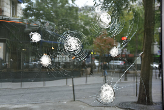 Vitrine bris&eacute;e &agrave; Paris, France