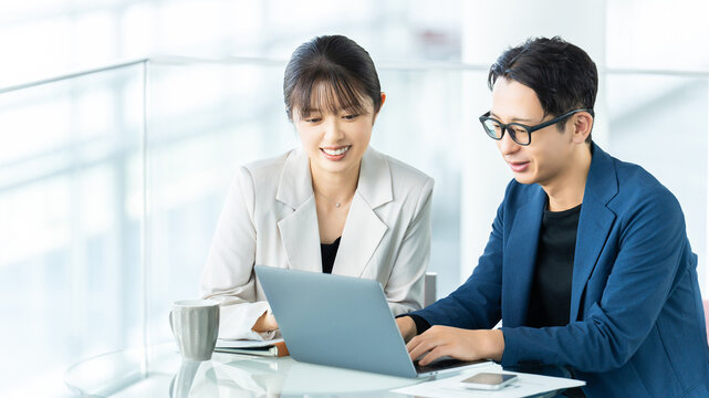 打ち合わせをする男女2人のビジネスマン