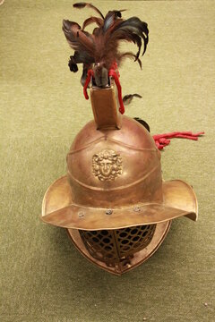 Casco medieval guerrero gladiador y yelmo de cobre met&aacute;lico protecci&oacute;n cabeza con plumas de Edad Media