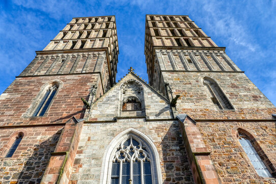 Historische Kirche mit zwei T&uuml;rmen in Kassel in Hessen