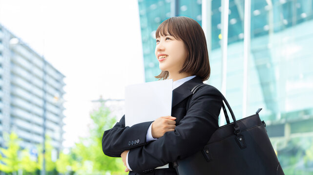 就活生・新入社員の若い女性