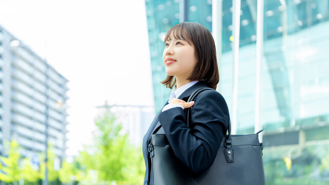 就活生・新入社員の若い女性