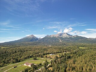 Poprad - Słowacja Piękna panorama Tatr Wysokich. Zdjęcie wykonane dronem z wysokości. Pola, szczyty, chmury, jesień, lato, wiosna © Konrad