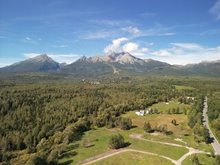 Poprad - Słowacja Piękna panorama Tatr Wysokich. Zdjęcie wykonane dronem z wysokości. Pola, szczyty, chmury, jesień, lato, wiosna © Konrad