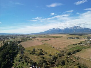 Poprad - Słowacja Piękna panorama Tatr Wysokich. Zdjęcie wykonane dronem z wysokości. Pola, szczyty, chmury, jesień, lato, wiosna © Konrad