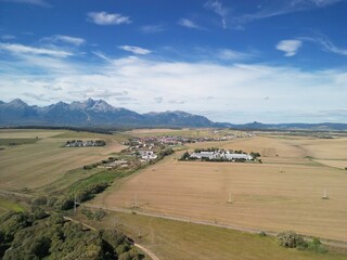 Poprad - Słowacja Piękna panorama Tatr Wysokich. Zdjęcie wykonane dronem z wysokości. Pola, szczyty, chmury, jesień, lato, wiosna © Konrad