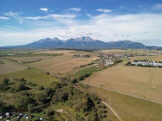 Poprad - Słowacja Piękna panorama Tatr Wysokich. Zdjęcie wykonane dronem z wysokości. Pola, szczyty, chmury, jesień, lato, wiosna © Konrad
