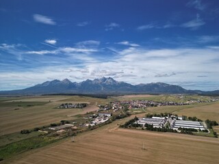 Poprad - Słowacja Piękna panorama Tatr Wysokich. Zdjęcie wykonane dronem z wysokości. Pola, szczyty, chmury, jesień, lato, wiosna © Konrad