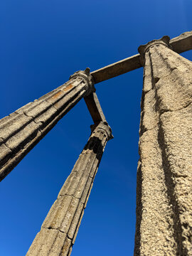 Arquitectura eterna: Contrapicado de columnas del Templo Romano de August&oacute;briga en C&aacute;ceres